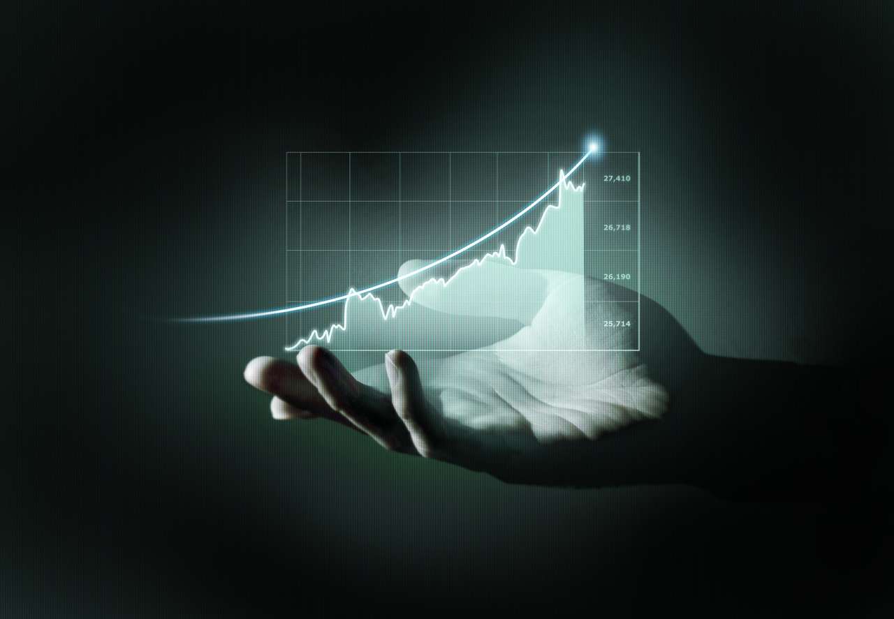 ETF befektetési lehetőségek szimbolizáló kéz, amiben digitális kivetülése van egy diagramnak.