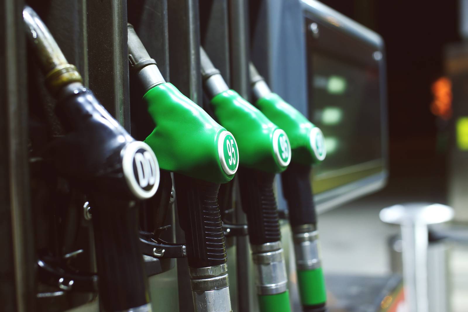 Benzinkúton való tankolást ábrázoló pumpák.