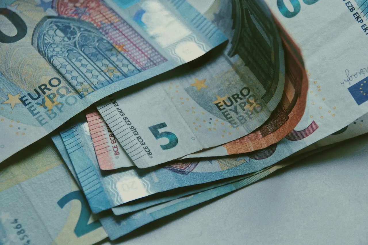 A pénz nyomonkövetése a spórolás alapja – asztalon heverő euró bankók.