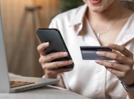 Hölgy mobilról rendel a saját bankkártyaadataival, amivel bankkártyás csalás áldozata lehet.