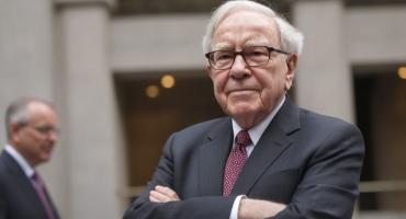 Warren Buffett értéktőzsde előtt keresztbetett kézzel.